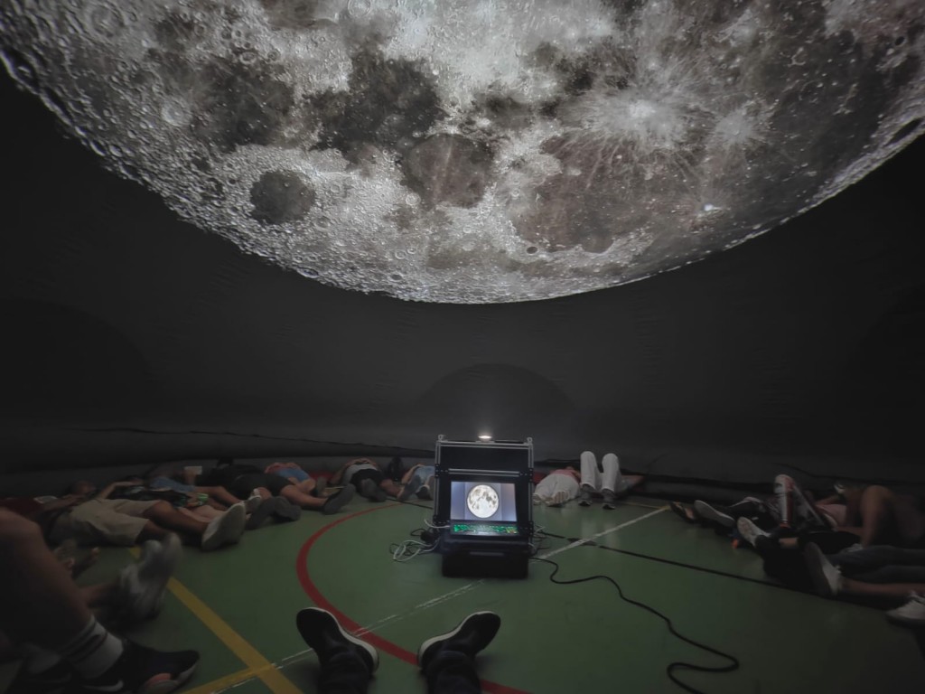 El Cabildo promueve el uso de las nuevas tecnologías aplicadas a la astronomía con un planetario móvil